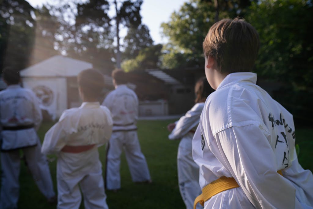 Children practicing taekwondo outdoors, showcasing discipline and focus in Buenos Aires.
